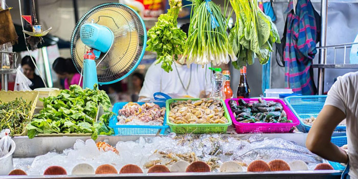 A food vendor displays a variety of sea foods.