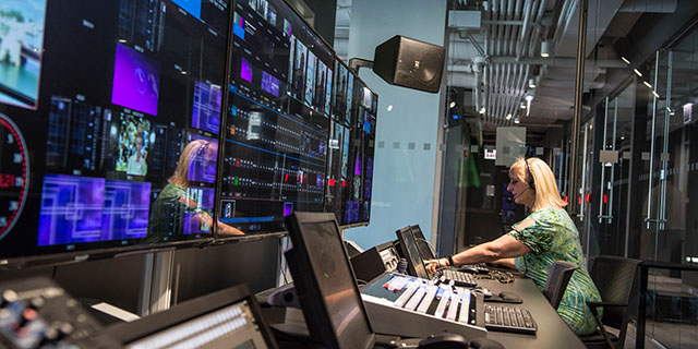 Woman working in newsroom.