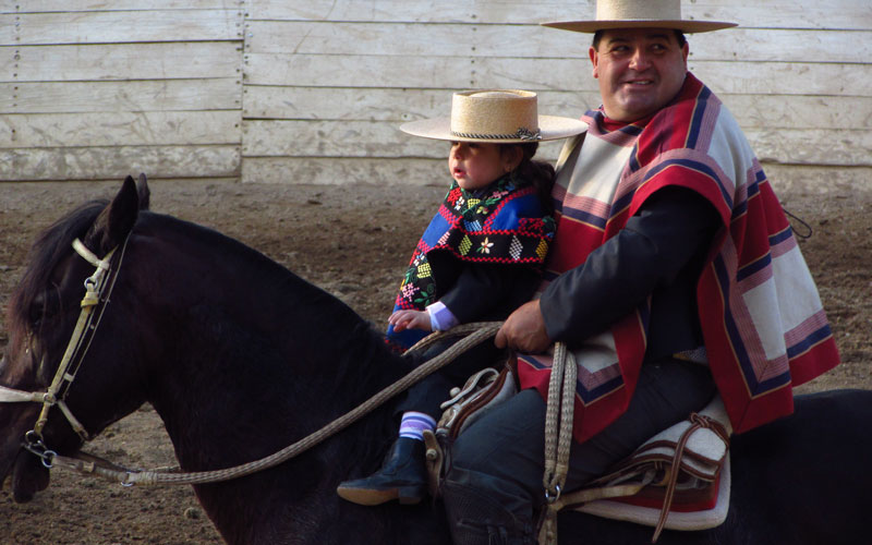 Medill students photograph a Chilean father and son on horseback