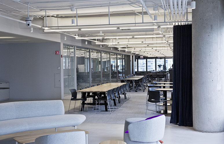 Medill Chicago lobby and work tables.